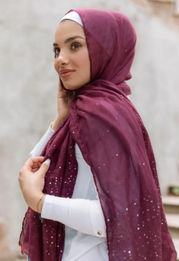 Hijab dengan hiasan berpayet